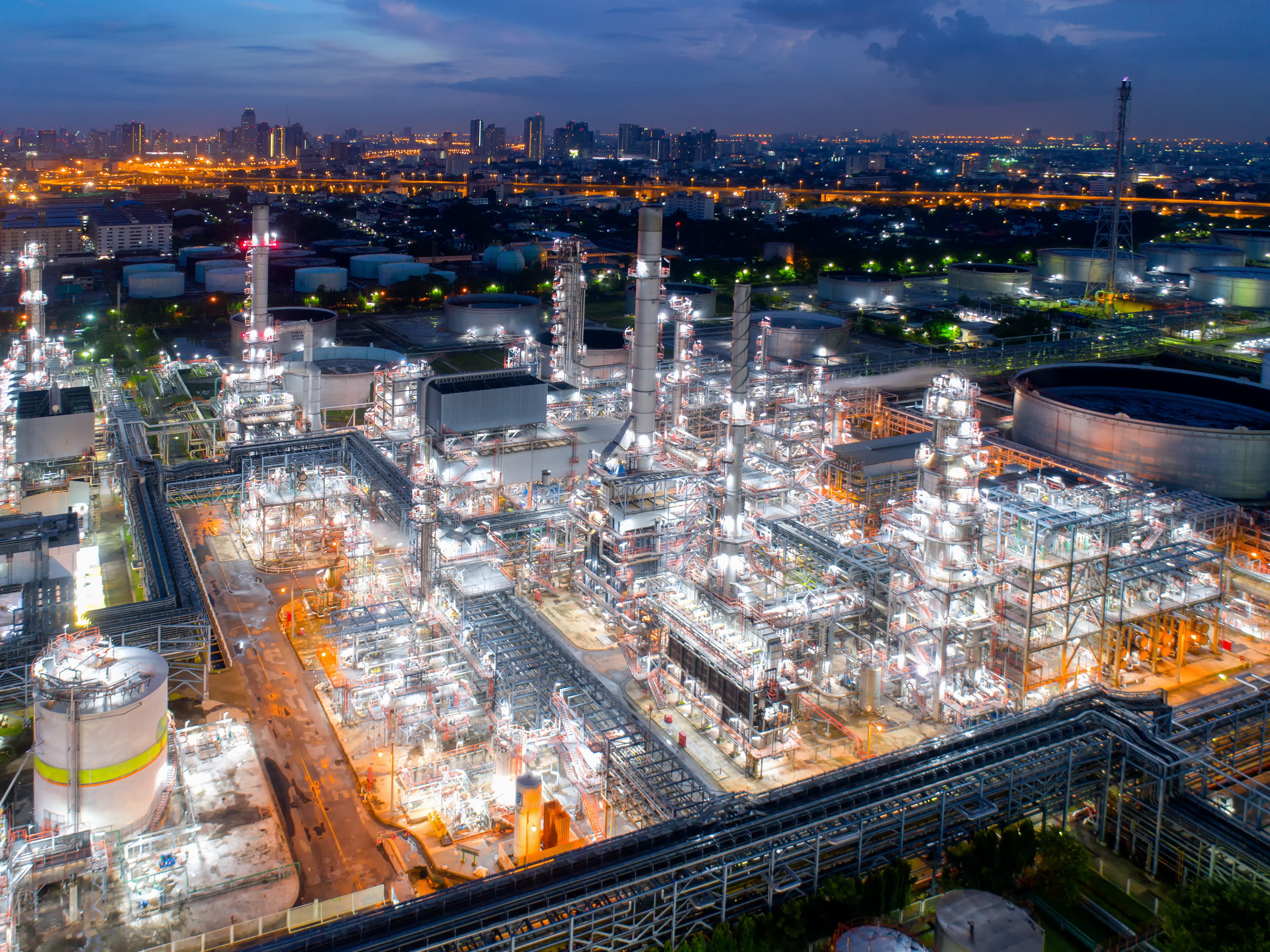 炼油厂暮色的鸟瞰图，泰国曼谷黄昏的炼油厂和石化厂的无人机拍摄