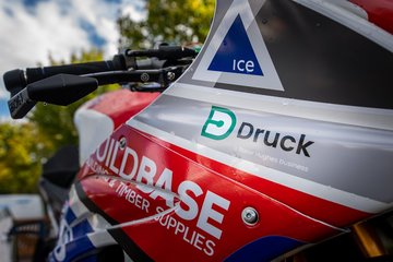 Druck的Motorsport Technologies设置为与Hawk UK Superbikes赞助的杂志旗