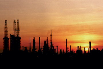 日落照片的炼油厂