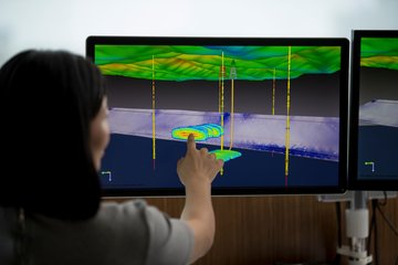 一个女人在触摸屏分析地震数据