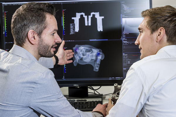 全球工业X射线2D和3D CT检查服务2个人看电脑
