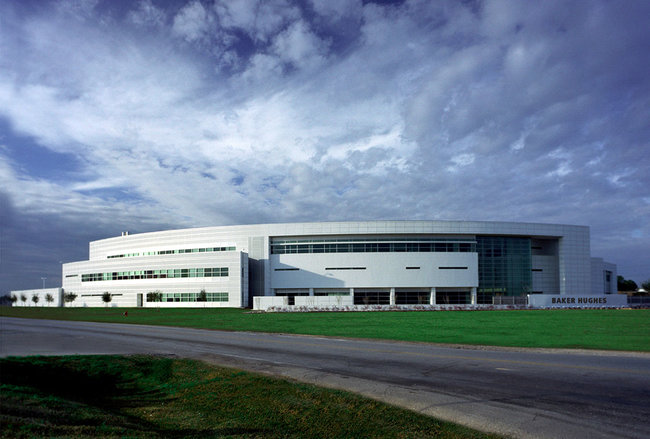 德克萨斯州的托姆球压力泵送技术中心建筑物，朝着戏剧性的部分多云的天空