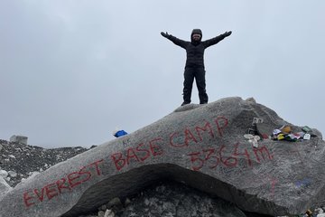 Druck的Helene Doggett攀登珠穆朗玛峰大本营筹集了超过2.5万英镑的乳腺癌意识
