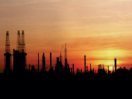 日落时的炼油厂