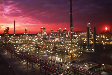日落时的炼油厂
