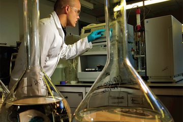 一张化学家在实验室的照片。