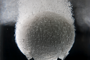 崩解在液体的高度高度的崩解的frac球的照片。