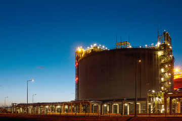 黄昏的液化天然气（LNG）储罐安装。