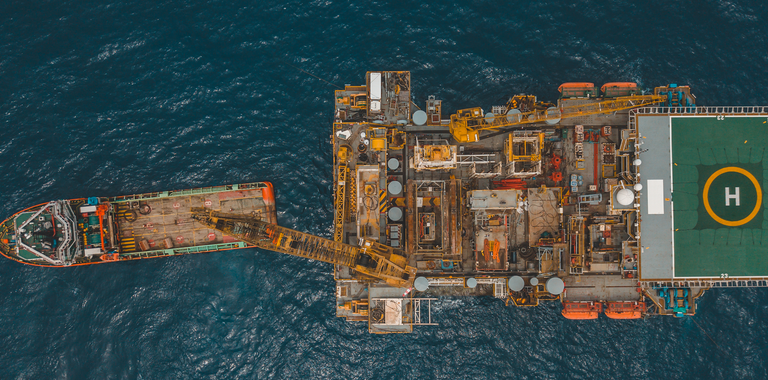 海上石油钻机的Arial照片。