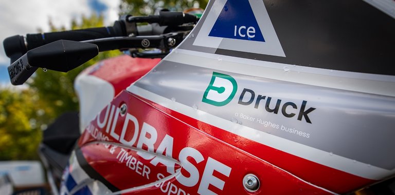 Druck Motorsport Technologies设置了带有鹰超级摩托车的方格旗