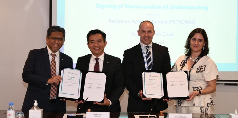 Petronas 新利appBaker Hughes签署仪式在Adipec 2022