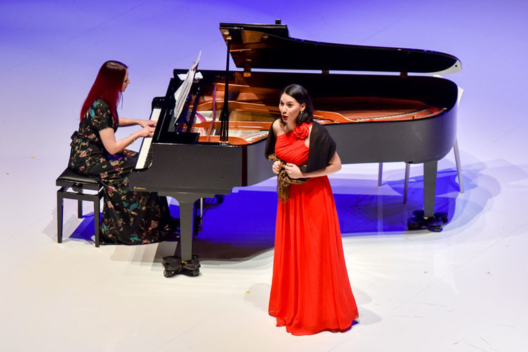 AM2017钢琴旁边的女歌手