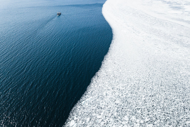无人机拍摄加拿大安大略湖冬季冰的融化