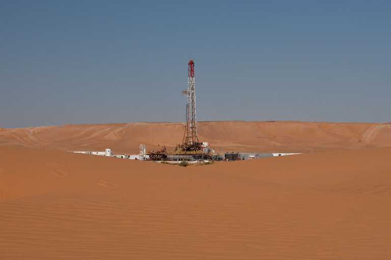 非洲的土地石油钻机的照片。