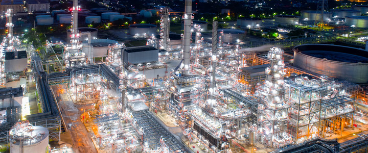 炼油厂暮色的鸟瞰图，泰国曼谷黄昏的炼油厂和石化厂的无人机拍摄